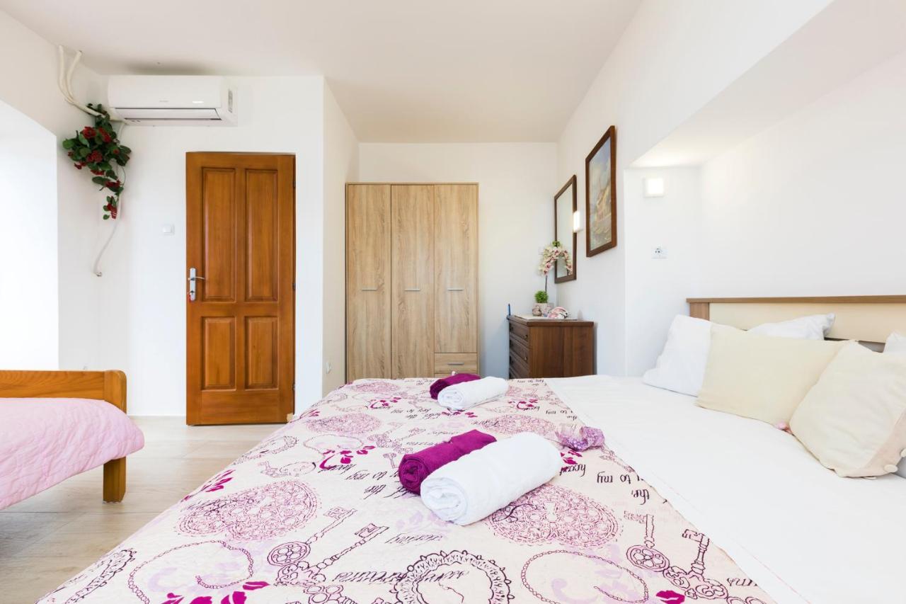 Apartmani I Soba Roberto I Mirjana Valun Exterior foto
