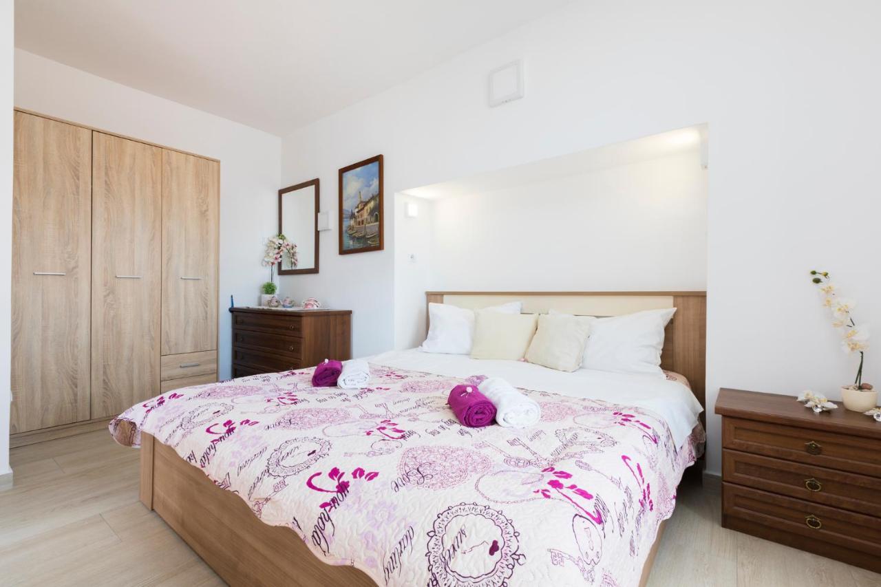 Apartmani I Soba Roberto I Mirjana Valun Exterior foto