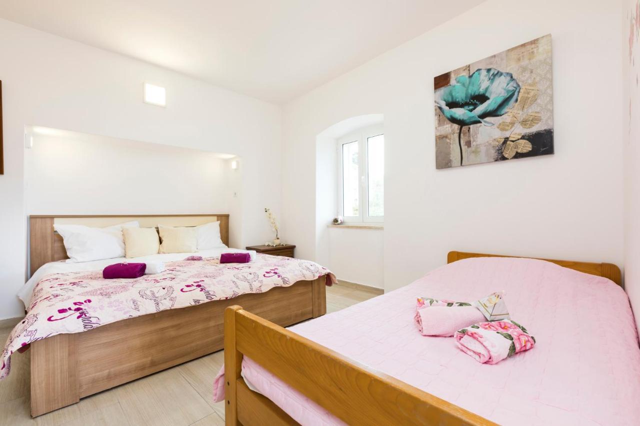Apartmani I Soba Roberto I Mirjana Valun Exterior foto