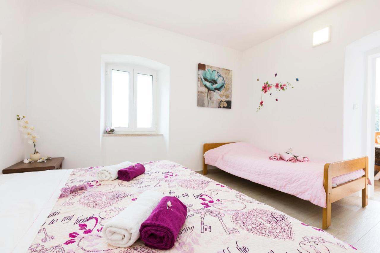 Apartmani I Soba Roberto I Mirjana Valun Exterior foto