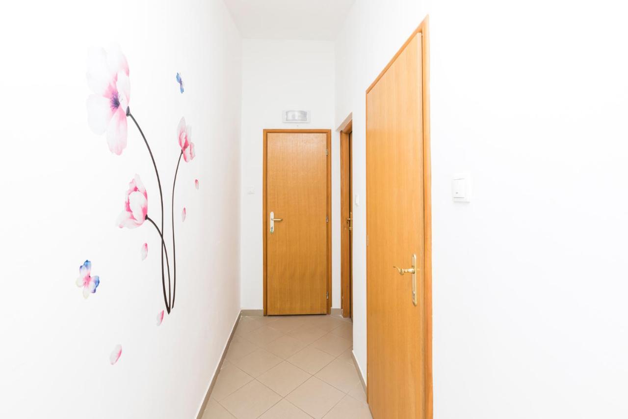 Apartmani I Soba Roberto I Mirjana Valun Exterior foto