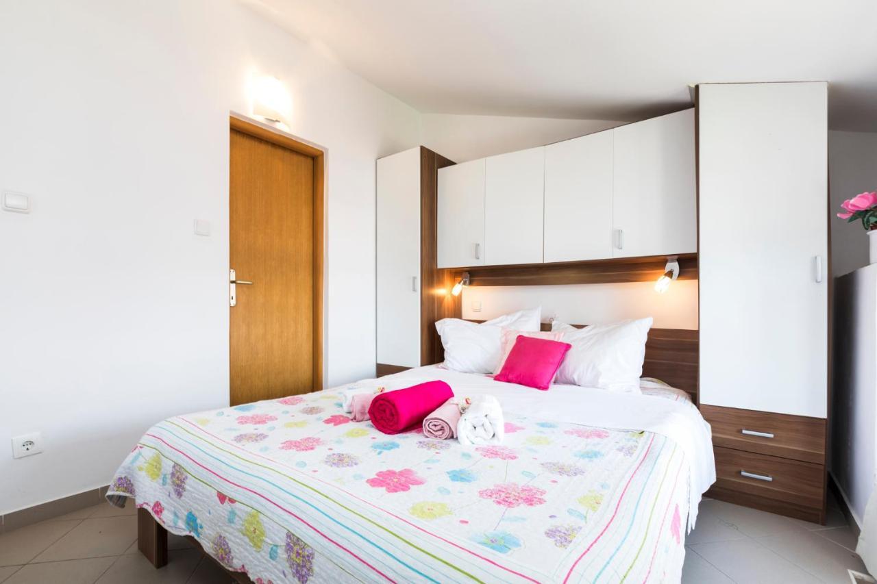 Apartmani I Soba Roberto I Mirjana Valun Exterior foto
