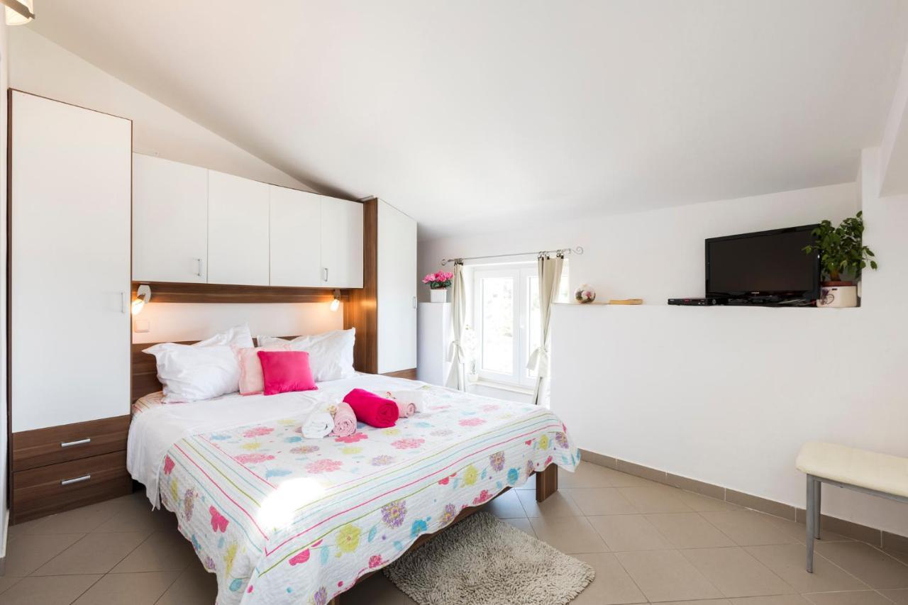 Apartmani I Soba Roberto I Mirjana Valun Exterior foto