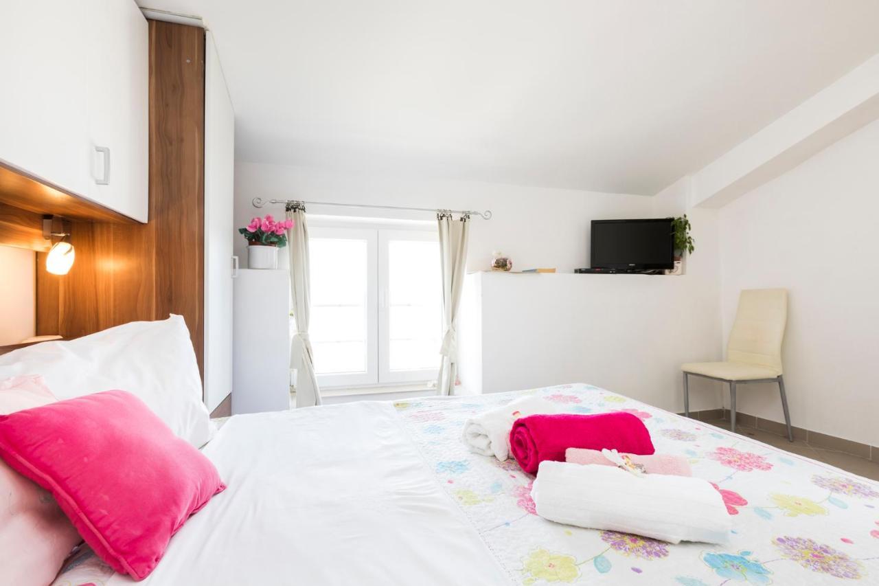 Apartmani I Soba Roberto I Mirjana Valun Exterior foto