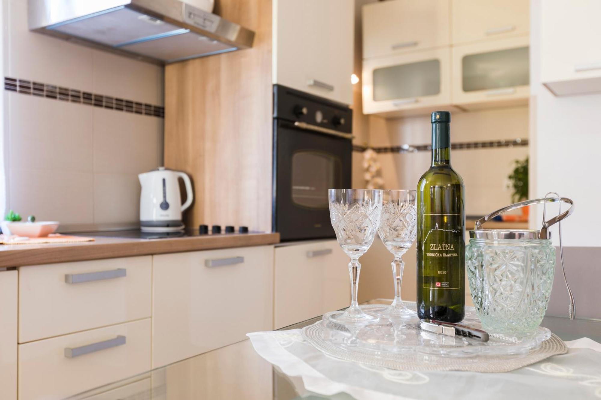 Apartmani I Soba Roberto I Mirjana Valun Exterior foto